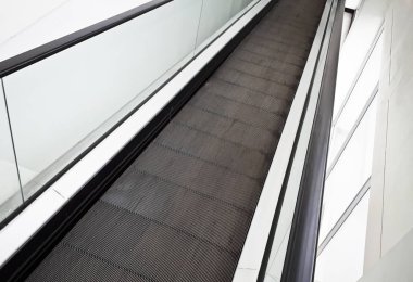 Alışveriş arabası için yürüyen merdiven