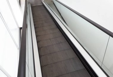 Alışveriş arabası için yürüyen merdiven