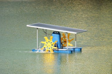 Güneş enerjisi panelini kullanarak kürek tekerlek aerator