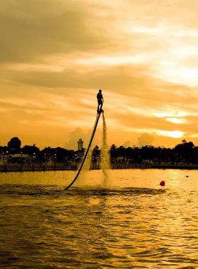 Jetboard oynayan bir kişi