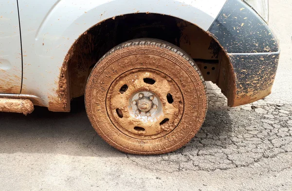 Een vrachtwagen wiel vol met modder — Stockfoto