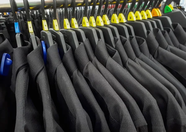 Camisas pretas em cabides — Fotografia de Stock