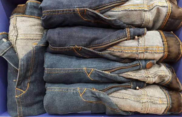 Uma Pilha Calças Jeans — Fotografia de Stock