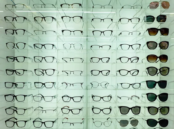 Óculos Óculos Sol Nas Prateleiras — Fotografia de Stock