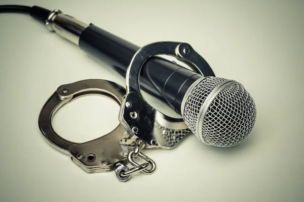 A microphone with handcuffs — Stock Photo, Image