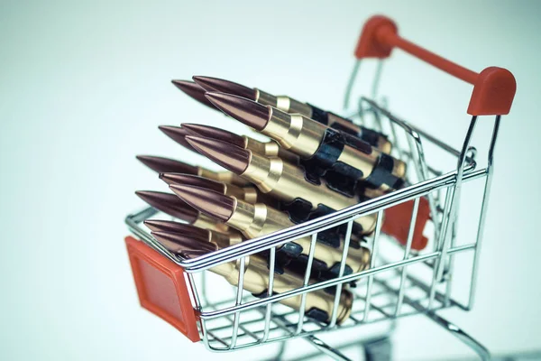 Gewehrkugeln auf einem Einkaufswagen — Stockfoto
