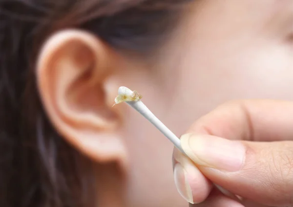 Removing ear wax using a cotton bud — Stock Photo, Image