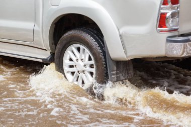 Su Splashed çalışan bir araba ile