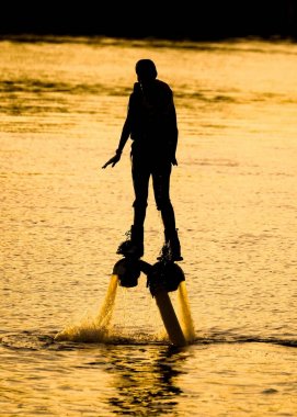 Jetboard oynayan bir kişi 