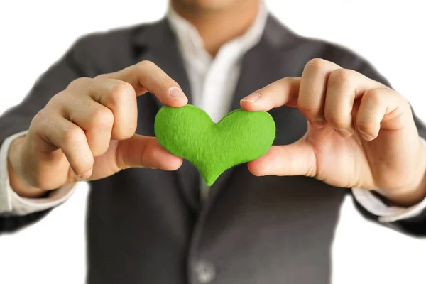 Επιχειρηματίας κρατώντας μια πράσινη καρδιά — Φωτογραφία Αρχείου