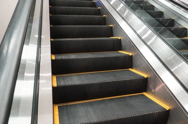 Escaleras mecánicas en una tienda departamental — Foto de Stock