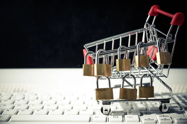 Ein Trolley auf Computertastatur mit Vorhängeschlössern — Stockfoto