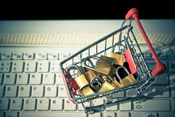 Un carro en el teclado del ordenador con candados —  Fotos de Stock