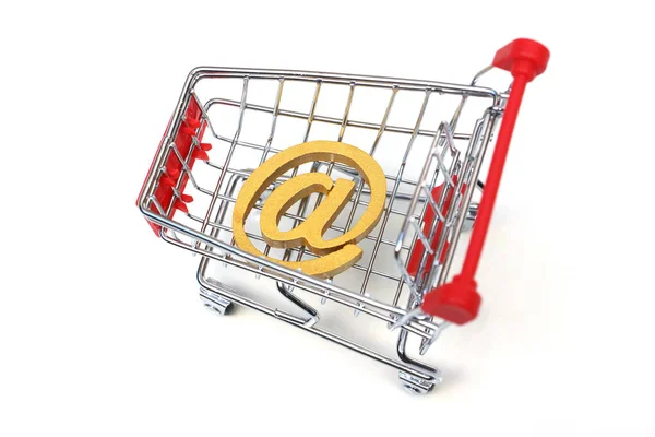 Ein Trolley mit goldenem E-Mail-Zeichen — Stockfoto