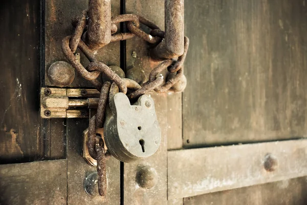 Wooden door with old chain and padlock — Stock Photo, Image