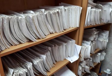 Kağıt dosyalarıyla dolu bir dolap / verimsizlik kağıt dosyalama sistemi tabanlı