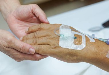 eski birbirlerine IV çözüm bir hastanın elinde tutan eller