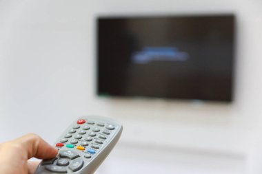 Bir televizyon uzaktan tam o çalışıyor tutan el