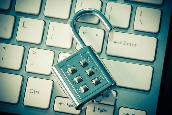 Membuka Kunci Keamanan Pada Papan Ketik Komputer Konsep Pelanggaran Keamanan — Stok Foto