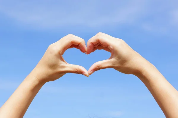 Manos Formando Una Forma Corazón Con Fondo Azul Del Cielo — Foto de Stock