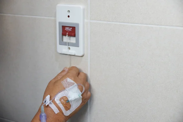 Paciente Velho Puxando Interruptor Vermelho Pedindo Ajuda Emergência Banheiro — Fotografia de Stock