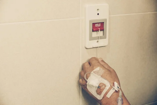 Starý Pacient Tahání Červený Spínač Volá Záchrannou Službu Záchodě — Stock fotografie