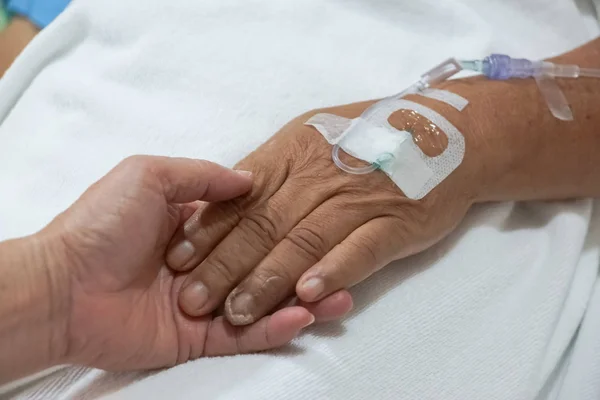 Mãos Velhas Segurando Outro Com Solução Mão Paciente — Fotografia de Stock