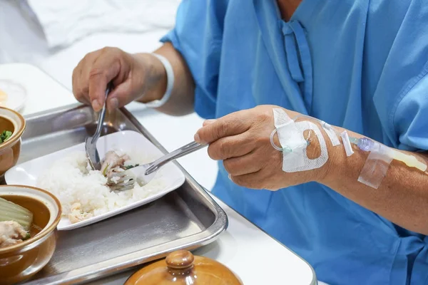 Paciente Anciano Con Solución Intravenosa Mano Que Come Alimentos Hospital — Foto de Stock