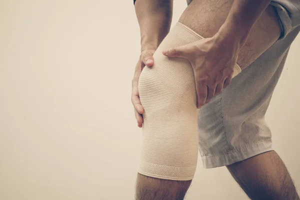 癒しの弱いまたは負傷した膝の膝サポートを着た男 — ストック写真