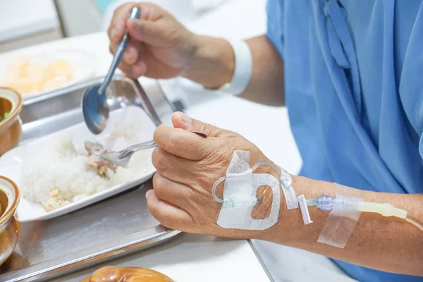 Alter Patient Mit Lösung Der Hand Beim Essen Krankenhaus — Stockfoto