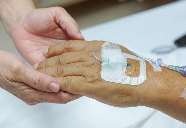 Mãos Velhas Segurando Outro Com Solução Mão Paciente — Fotografia de Stock