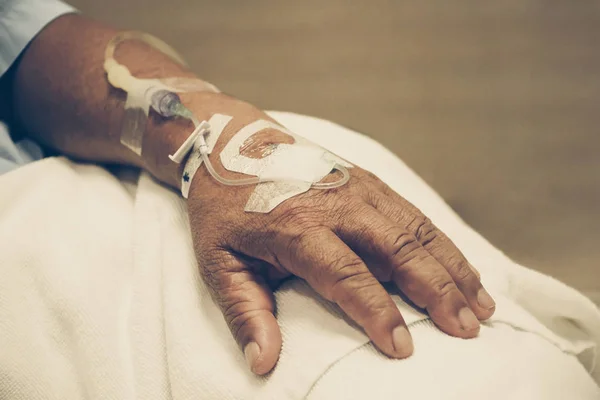 Lösning Patientens Hand — Stockfoto