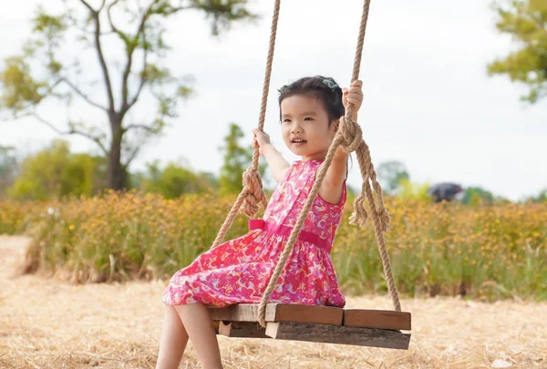 Girl Playing Swing Garden — Stock Photo, Image