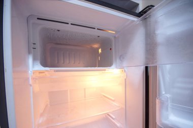 Boş yuvası ile açılan buzdolabı