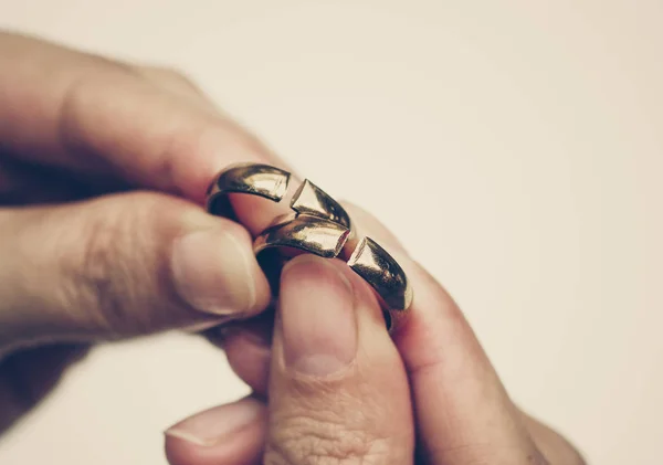 Hand Mit Gebrochenen Ringen Scheidung Und Beziehungsende — Stockfoto