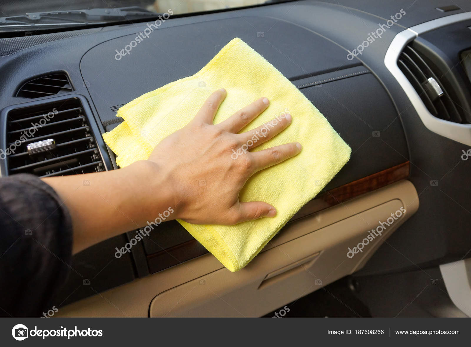 Coche de limpieza mano con paño de microfibra limpieza interior del coche.