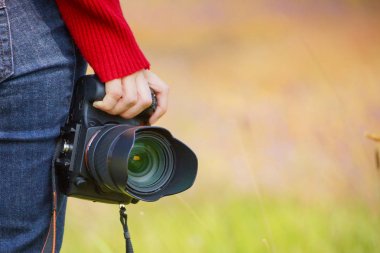 Metin eklemek için dijital bir camer kopya alanı ile tutan el