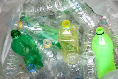 Plastik şişeleri geri dönüşüm için