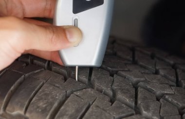 Dijital lastik izi derinliği ölçme aracı kullanarak eski lastik / yol güvenliği ve eski lastik konseptini kullanmanın riskleri