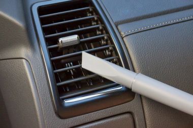 Arabada bir küçük vakum cleaner kafa temiz Klima kullanma