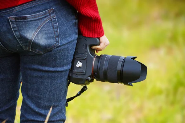 Mão Segurando Uma Câmera Digital Com Espaço Cópia Para Adicionar — Fotografia de Stock