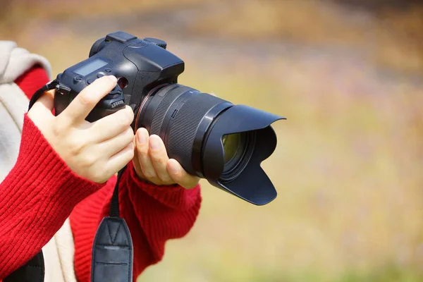 Mão Segurando Uma Câmera Digital Com Espaço Cópia Para Adicionar — Fotografia de Stock