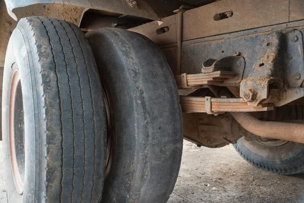 Gedragen Uit Vrachtwagen Tire Tread Gevaar Van Het Gebruik Van — Stockfoto