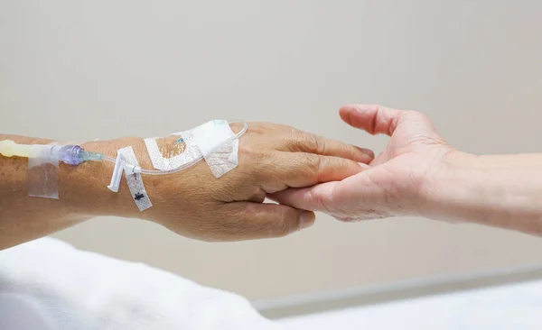 Gamla Händer Äldre Håller Varandra Med Lösning Patients Hand Medicinsk — Stockfoto