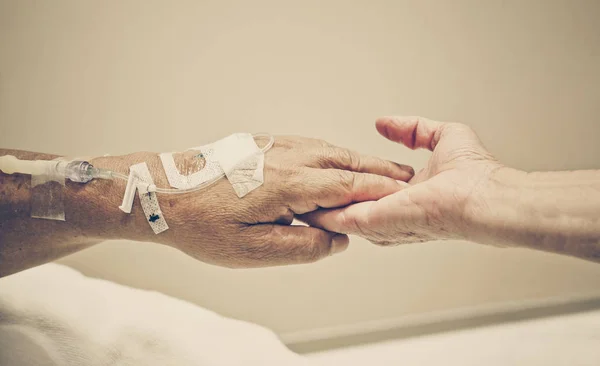 Oude Handen Van Ouderen Houden Elkaar Met Oplossing Een Patiënt — Stockfoto