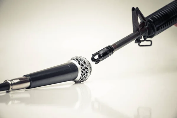 Microfono Fucile Libertà Stampa Rischio Concetto Giornata Mondiale Della Libertà — Foto Stock