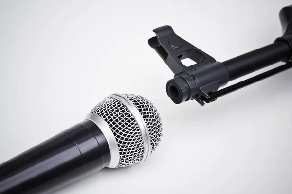 Mikrofon Gevär Pressfriheten Risk Concept World Press Freedom Day Koncept — Stockfoto