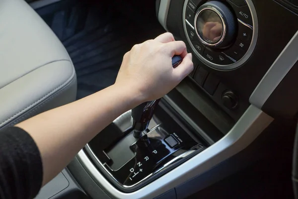 Mão Feminina Usando Carro Engrenagem Automática — Fotografia de Stock