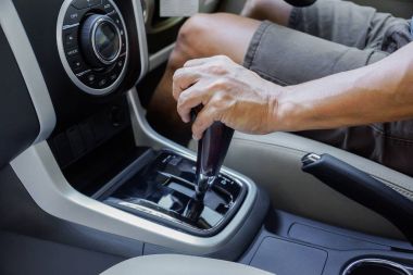 Bir araba otomatik vites kullanarak / otomatik vites konsepti ile otomobil sürüş erkek el