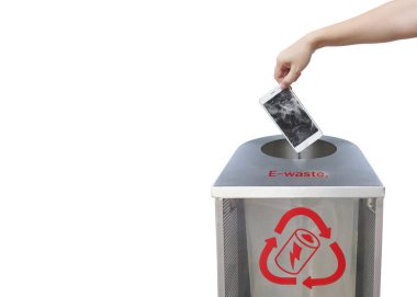 Kırık bir akıllı telefonu beyaz arka planda izole edilmiş e-atık kutusuna atarak.